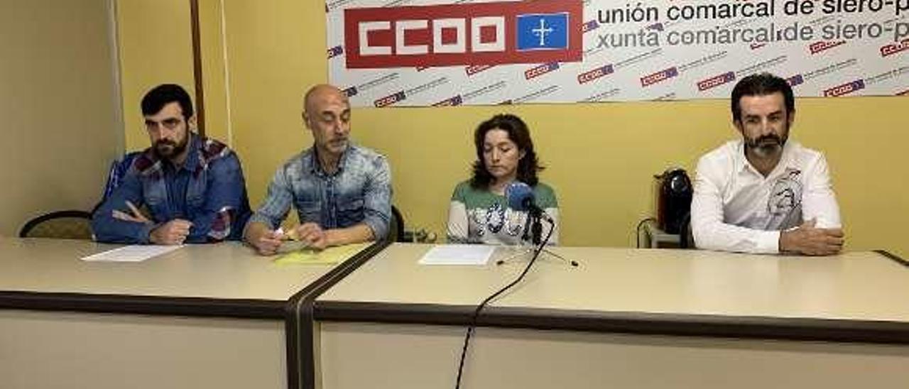 Por la izquierda, Adrián Díaz; José Luis Blanco y Asunción Blanco, de CC OO, y Juan Carlos Rosón, de UGT.