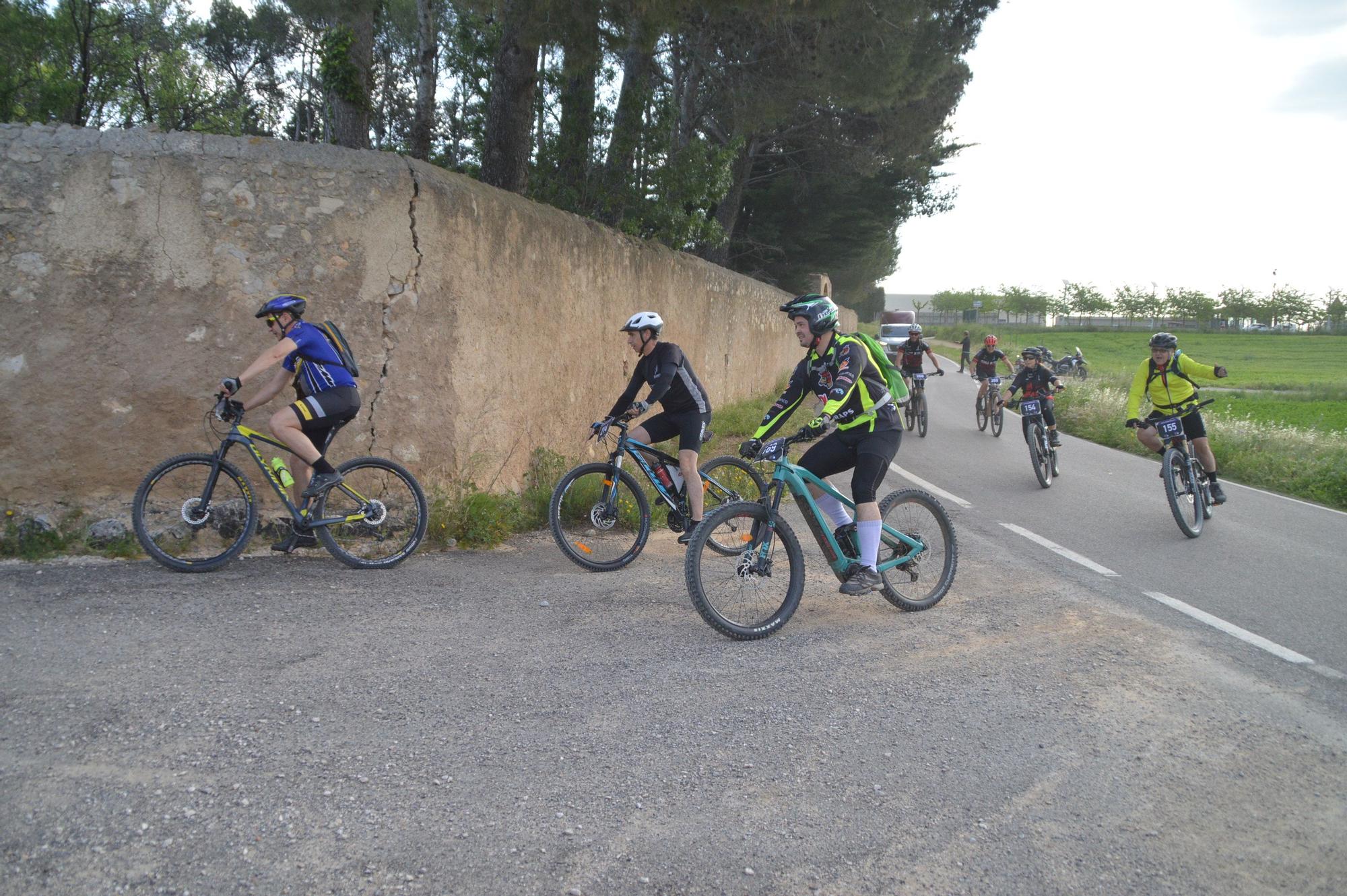 Dos-cents ciclistes estrenen a Llers l'Embruixada de BTT