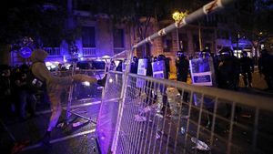 zentauroepp50416646 a protestor kicks a fence outside the spanish government off191015201553