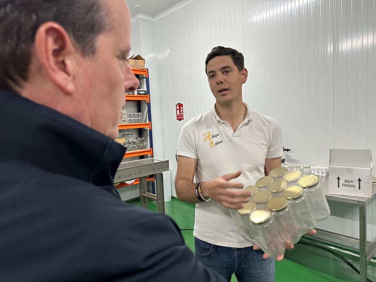 Antonio Fernández muestra los envases que vende al titular de Medio Rural y Política Agraria.
