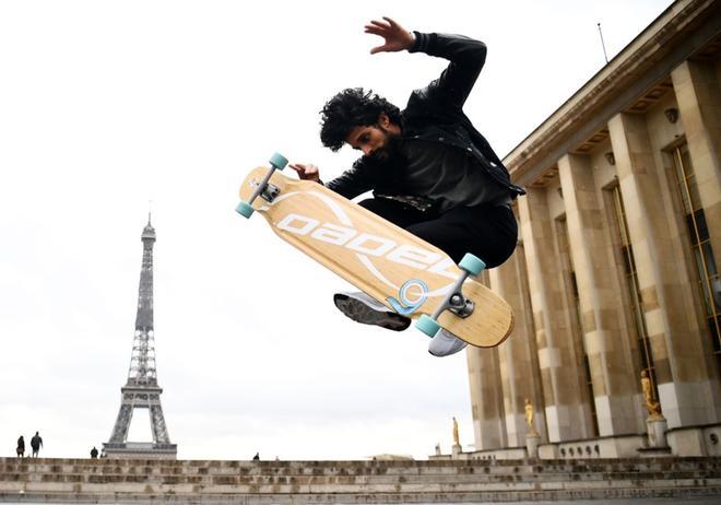 El Francés especializado en freestyle, practica Lotfi Lamaali, con la Torre Eiffel  al fondo.