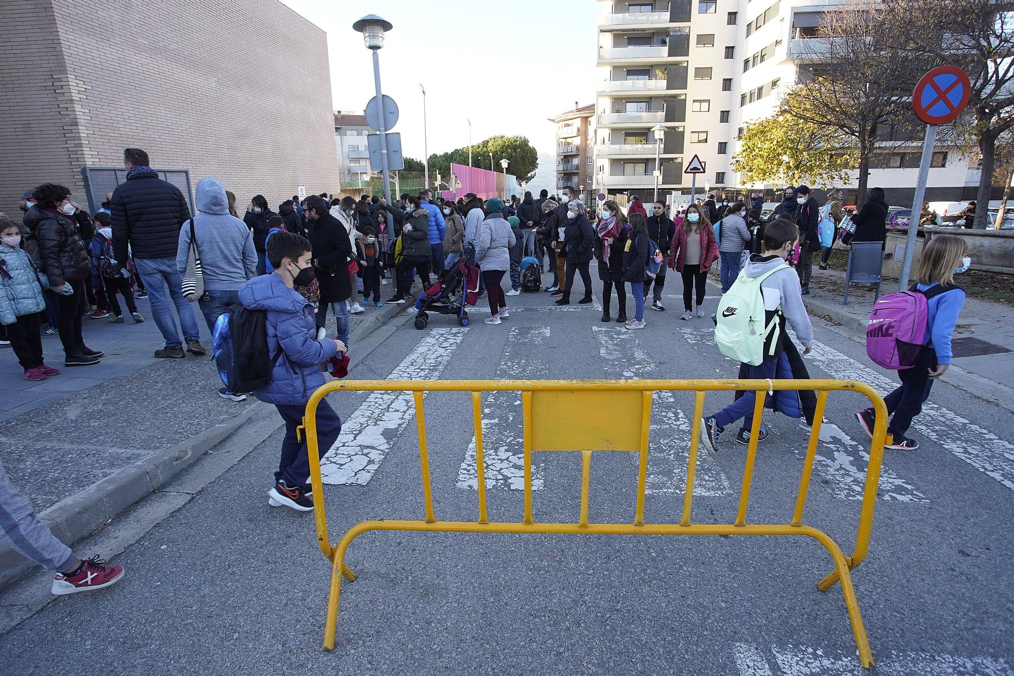 Recollida de firmes al Marta Mata per demanar un espai més segur pels infants