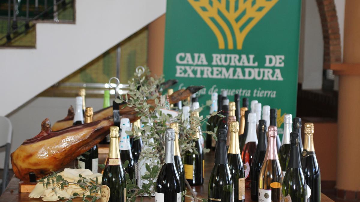 Bodegón con los jamones y los cavas extremeños participantes en los últimos Premios Espiga.