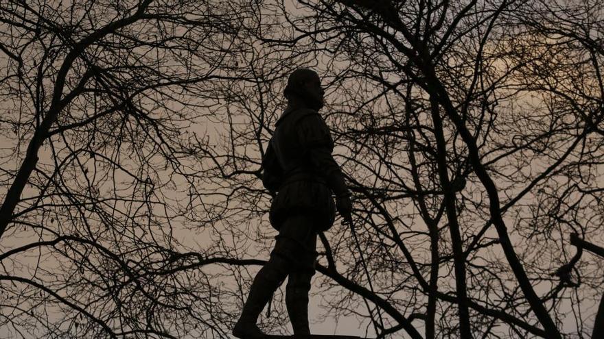 Escultura de Pedro Menéndez en el parque del Muelle