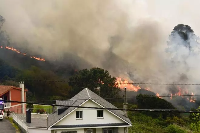 Bomberos sofocan el incendio forestal de Caión
