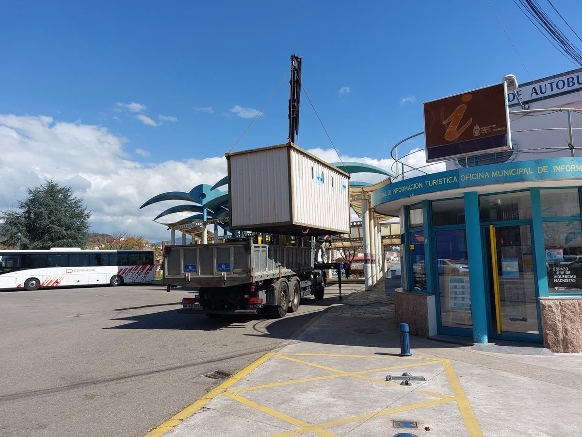 Descarga de material para la reforma de la estación de autobuses de Cangas.