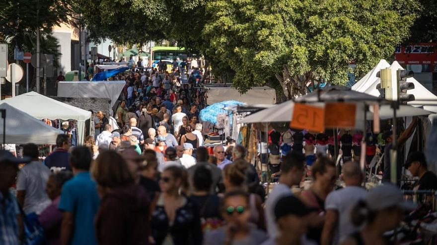 Vandalismo, riesgo por desplome, venta de falsificaciones y &quot;faltas de respeto&quot; en el Rastro de Santa Cruz, según los informes del Ayuntamiento