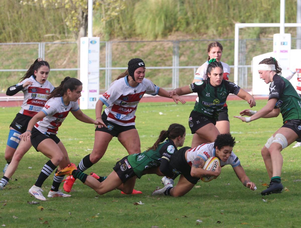 Las jugadoras del Cocos placan a Mariana Romero en un lance del partido contra el CRAT en Elviña esta temporada.