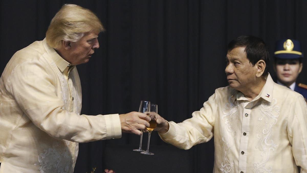 Trump brinda con el presidente de Filipinas, Rodrigo Duterte, en la cena de gala inaugural de la cumbre de la ASEAN, en Manila