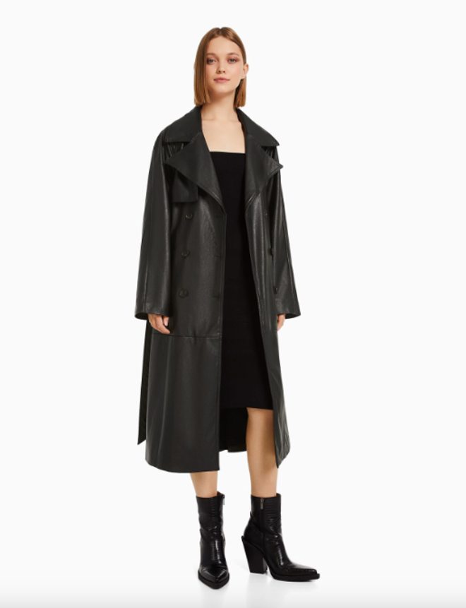 Gabardina de polipiel de Bershka (59,95 €)