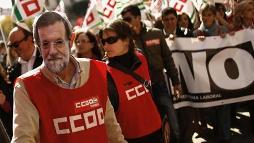 Un manifestante, caracterizado de Mariano Rajoy en la protesta de esta mañana en Málaga.