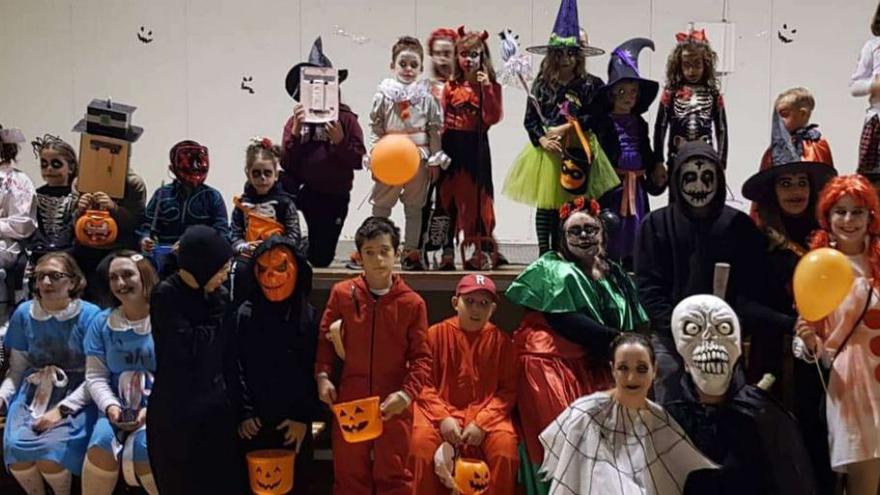 La Asociación Amigos de Bardallur preparó las calabazas y el consistorio organizó un pasaje del terror en el pabellón. |   