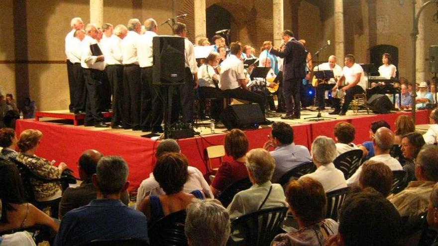 El público sigue con atención la interpretación de una de las canciones interpretadas por La Mayor.