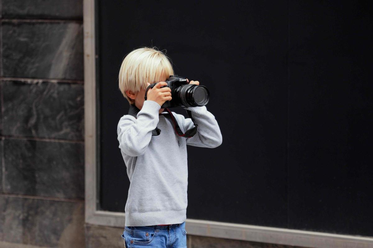 Un niño en el Concurso de Fotografía Zona Mesa y López.