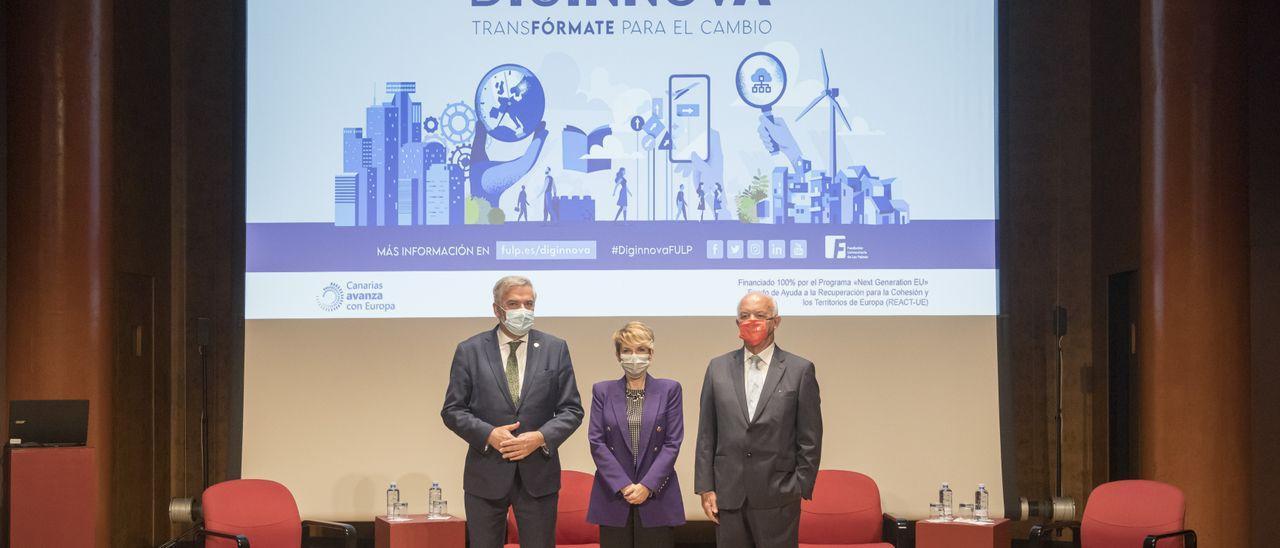 De izquierda a derecha, Lluis Serra, Elena Máñez y Alberto Cabré, durante la presentación del Programa Diginnova en el Auditorio Alfredo Kraus.