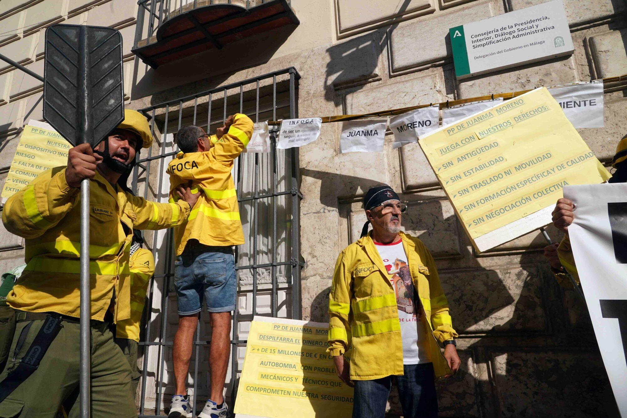 Los bomberos del Infoca se manifiestan en Málaga: 'Nuestros derechos se luchan y se defienden', convocada por CGT, CCOO, UITA, CSIF, SIBFI y Movimiento Infoca, por las precarias condiciones del servicio de extinción 