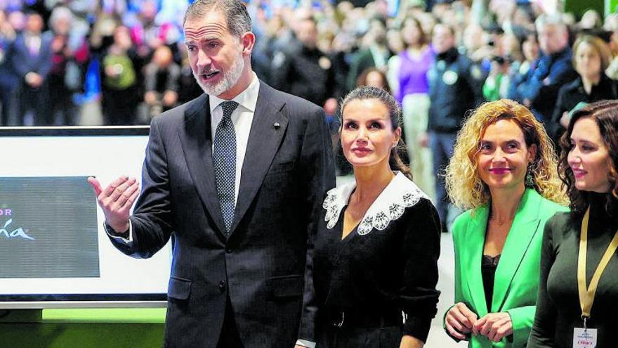 Los Reyes, con Meritxell Batet e Isabel Díaz Ayuso a su izquierda, ayer, en Fitur.  | // EFE