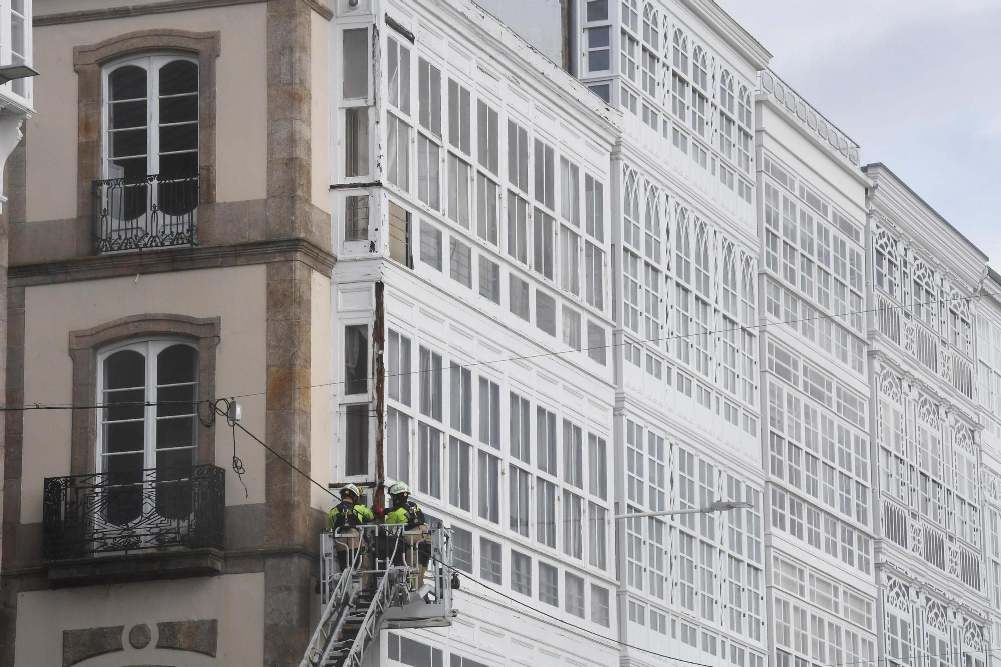 Un desprendimiento en un edificio de la Marina obliga a intervenir a los bomberos y al 092