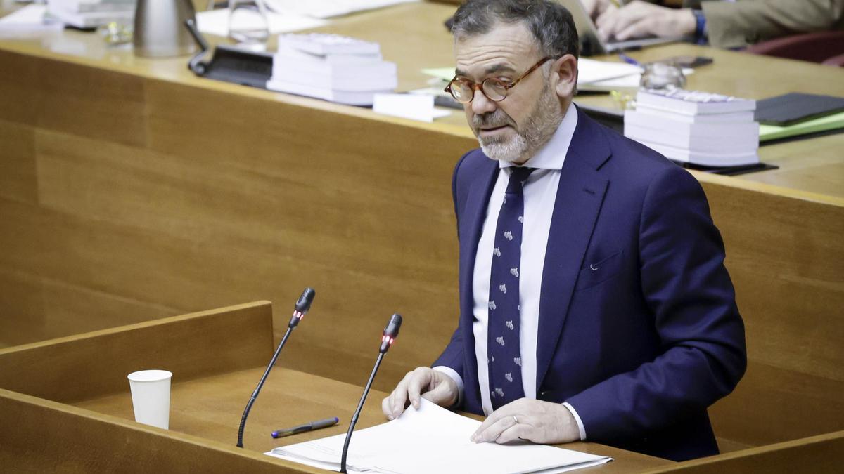 El vicepresidente segundo y conseller de Presidencia, José Luis Díez, interviene en las Corts, este jueves.