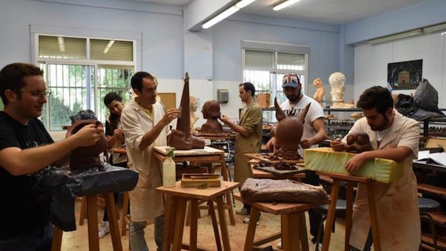 Alumnos de San Telmo modelando los títeres.