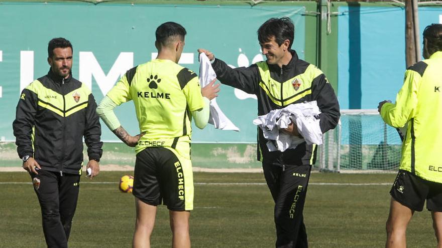 Pacheta entrega un peto, durante un entrenamiento