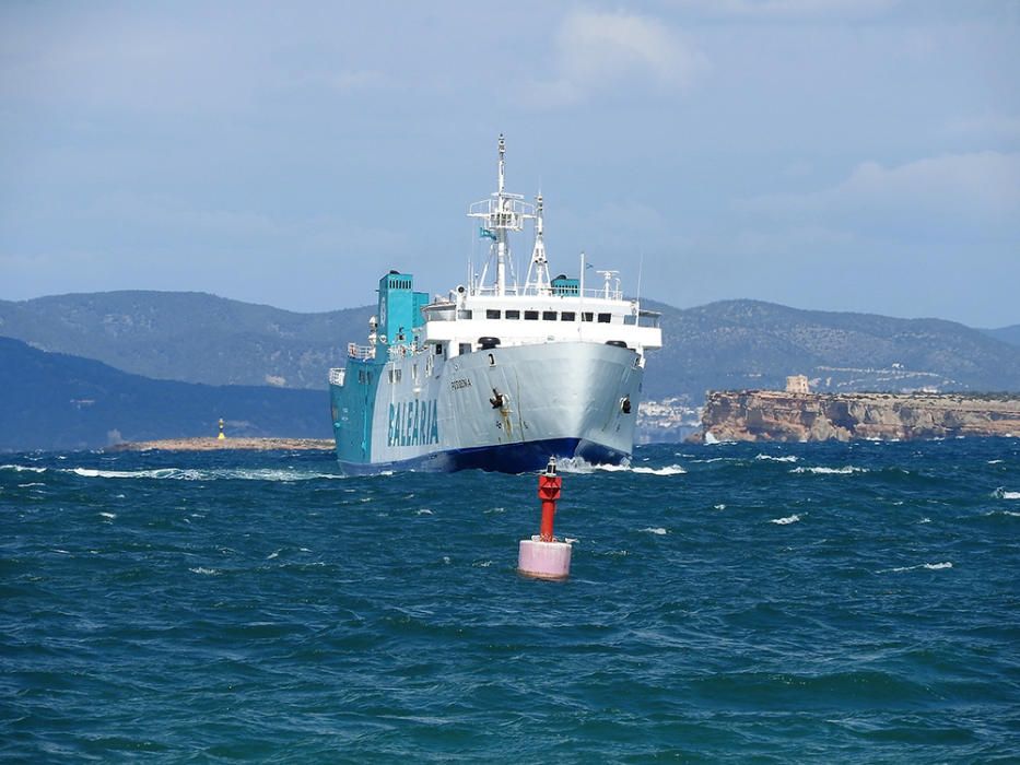 Las fuertes rachas de viento del noroeste han dificultado este martes la navegación entre Ibiza y Formentera durante toda la mañana.