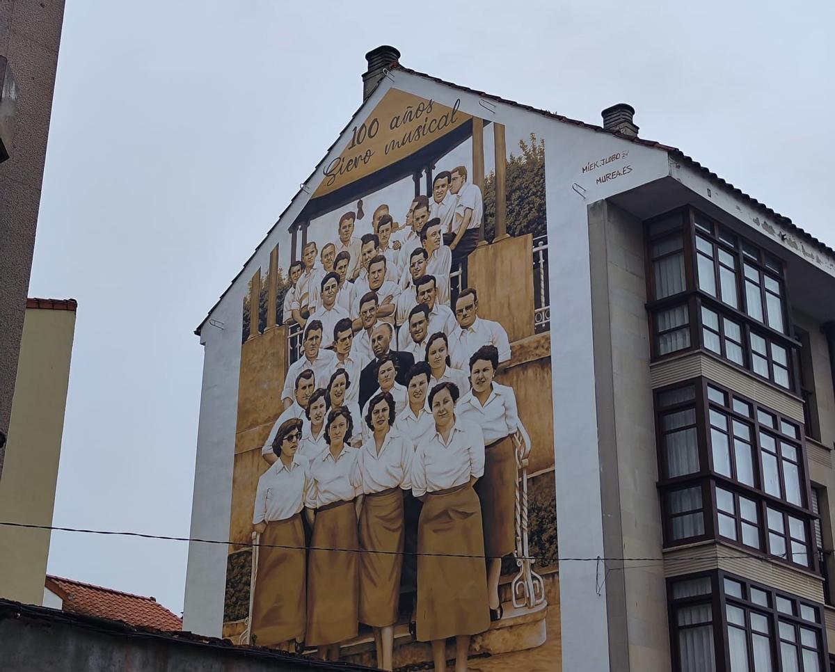 Mural en la calle Pedro Vigil de la Pola por el centenario de Siero Musical, obra deJavier Lobo