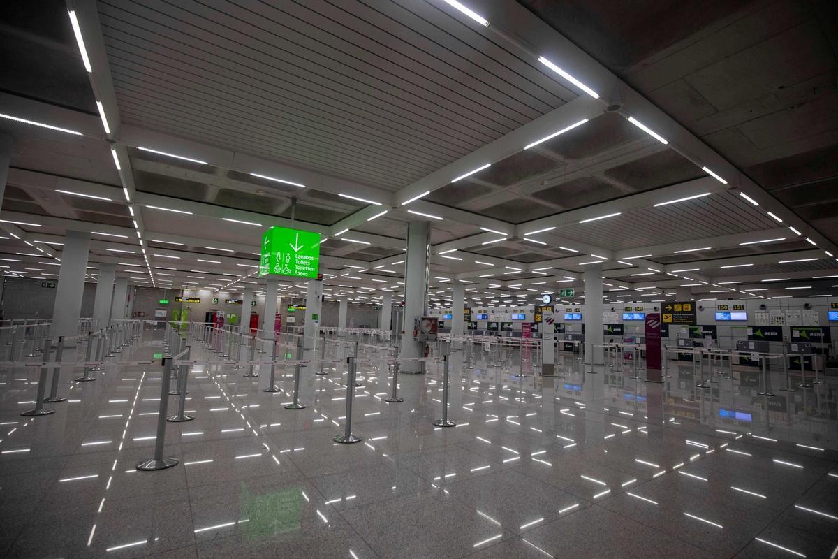 Cierra el aeropuerto de Palma por la presencia de pasajeros en las pistas.