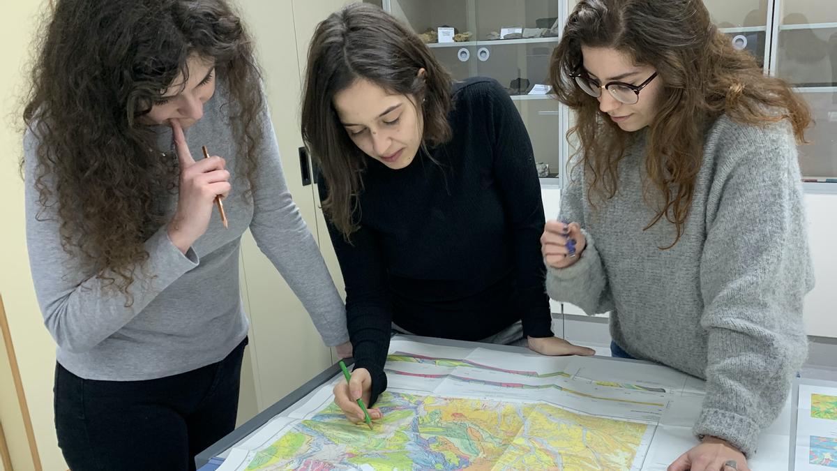 Nuria Mouronte, Carmen Pereira y María Pazo, alumnas de la Escuela, realizando prácticas