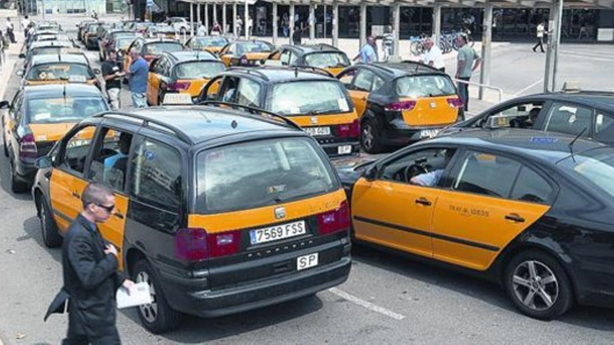 Varias hileras de taxis esperan su turno para encochar en la parada de Sants, el 26 de septiembre.