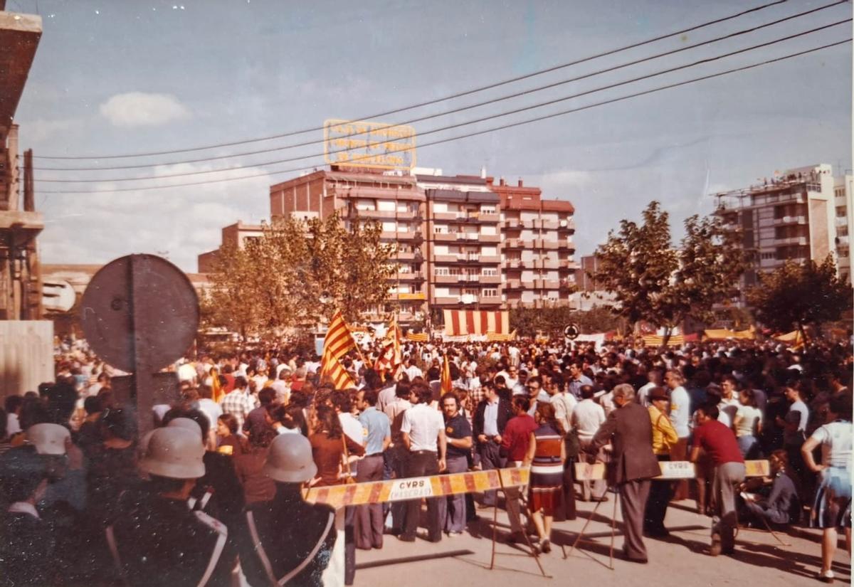 La plaza de Catalunya de Sant Boi el 11 de septiembre de 1976, durante la primera Diada que se celebró.
