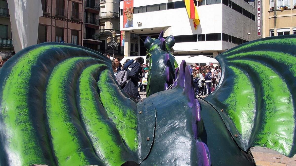 zentauroepp1828808 reus baix camp 23 04 04 drac de sant jordi en la pl m200714123709