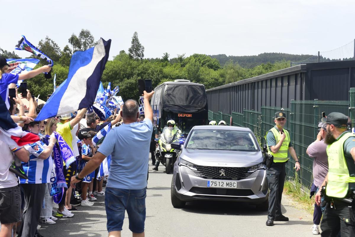 Así fue la salida del Deportivo camino de Valladolid con sus aficionados despidiéndole