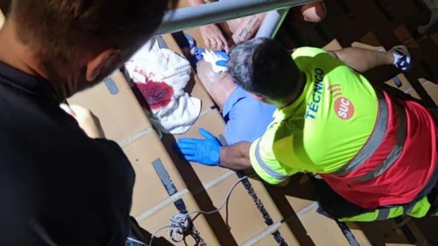 Imagen de la intervención de recursos de emergencia con el varón cuya cabeza quedó encajonada en unas escaleras en Las Américas. | | E. D.