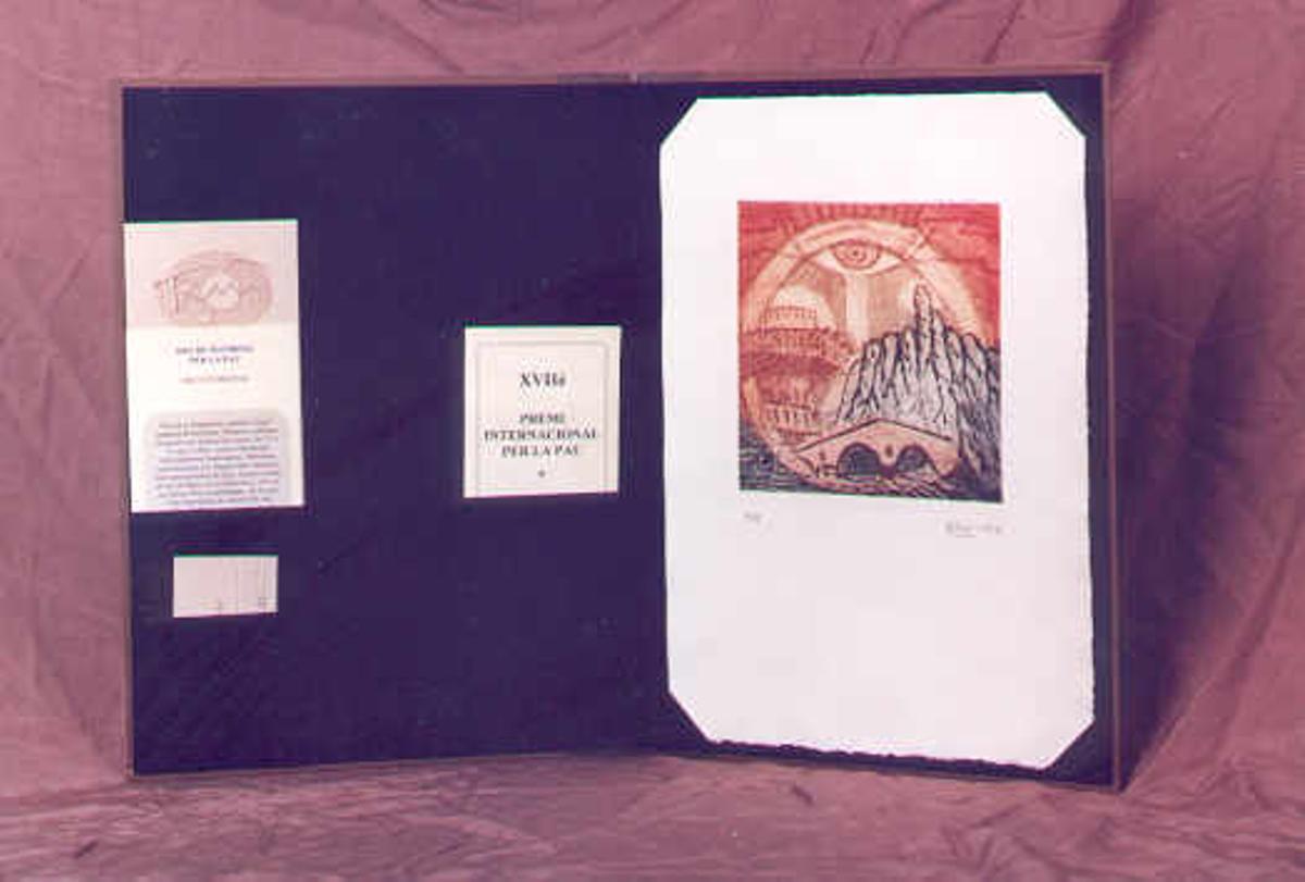 Gravat de l'artista Antolina Vilaseca que va rebre Casaldàliga pel Premi per la Pau