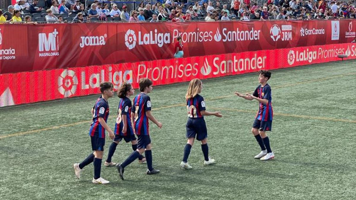 El Infantil B celebra un gol ante el Olympique de Marsella