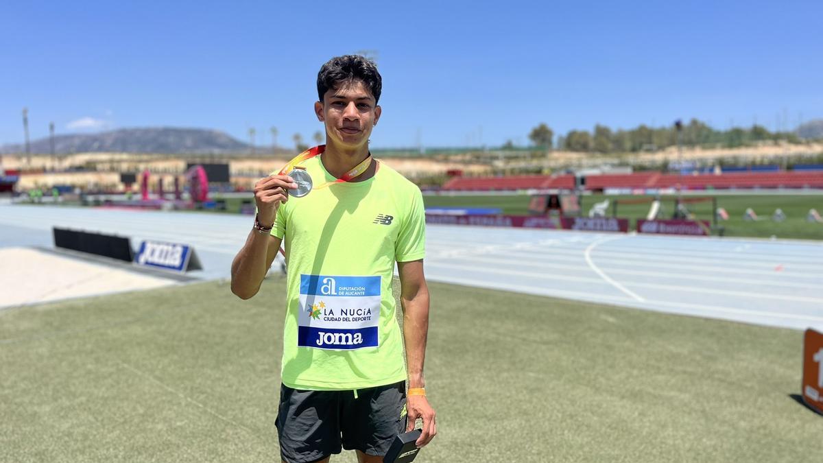 Elvis Josué Canales, amb la medalla de plata aconseguida a la Núcia