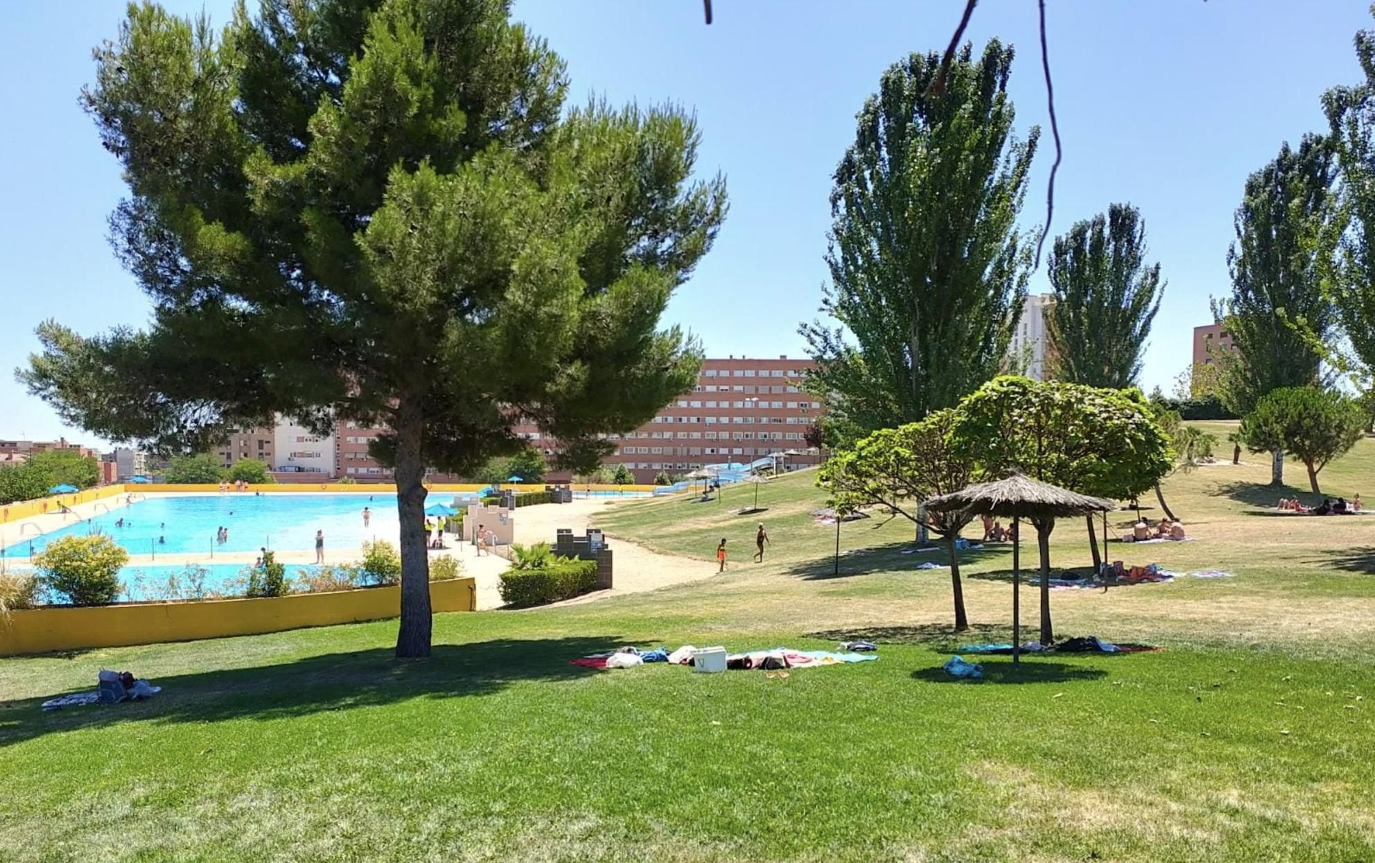 Titne tres piscinas, tobogán, chiringuito y hasta zona de merendero bajo la sombra