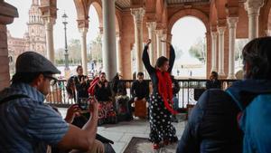 Turistas visitan la Plaza de España a 26 de febrero de 2024, en Sevilla.