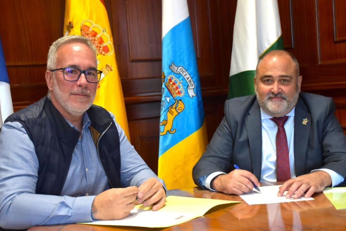 El delegado de Servicios Públicos de Urbaser, Federico González, firma el contrato con Escolástico Gil. | | E.D.