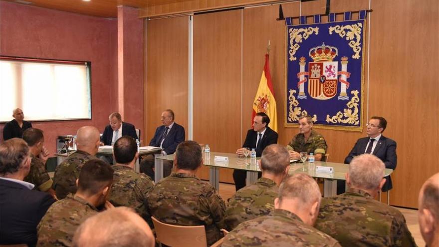 La historia de la Artillería en Córdoba clausura el ciclo de la UCO en la Brigada X