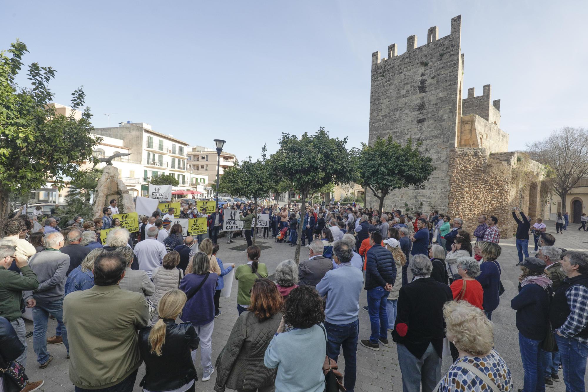 Una manifestación en Alcúdia clama contra el segundo cable eléctrico