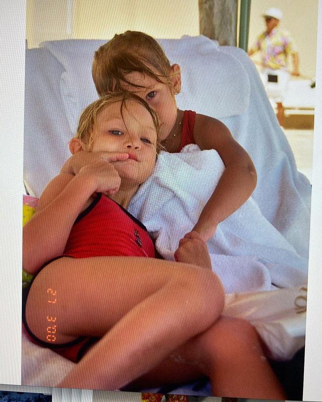 Gigi Hadid y su hermana Bella en una foto del año 2000