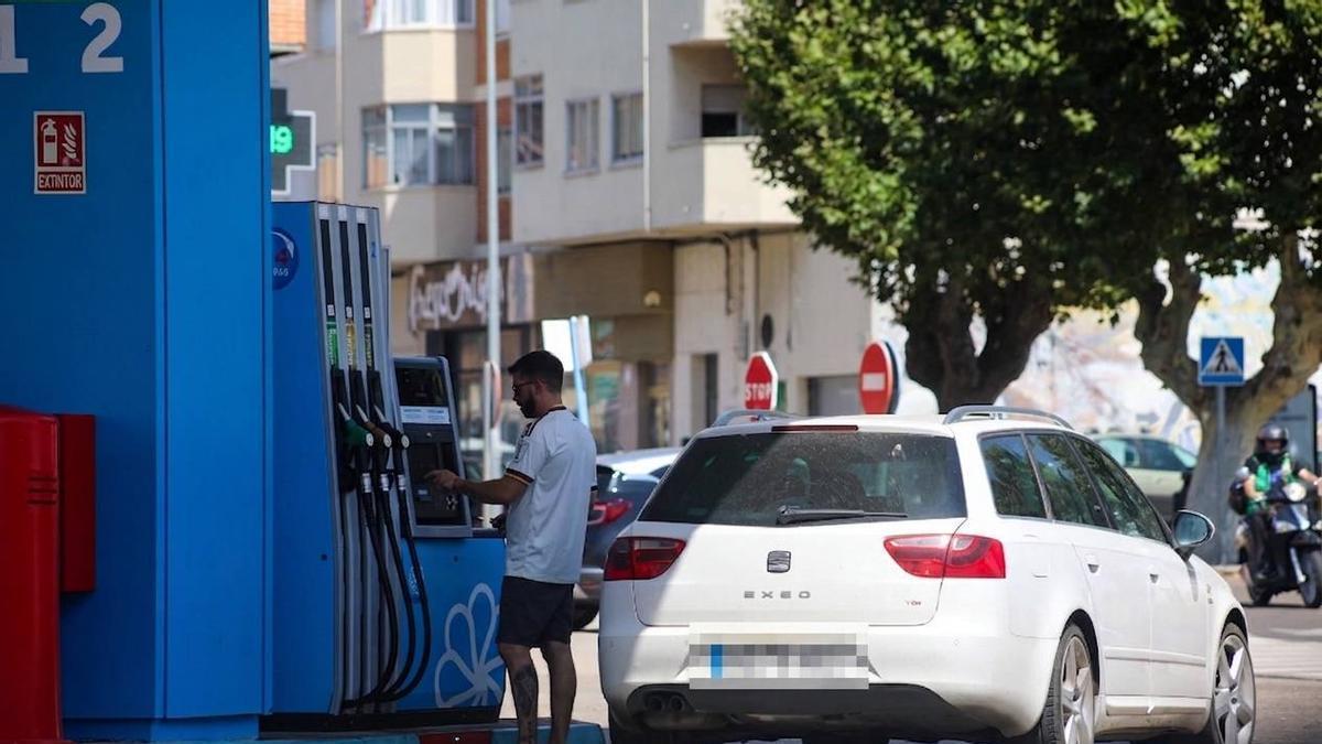 Llenar el depósito del coche es hoy entre 12 y 22 euros más caro que hace un año en Zamora...y pese a ello aumenta el consumo de combustible