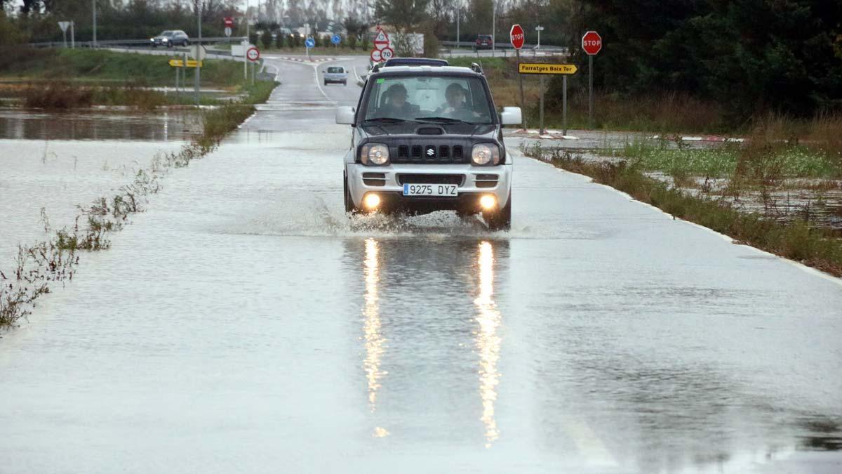 Carreteras afectadas por el temporal en varios puntos del Baix Empordà. En la foto, una imagen de Serra de Daró. 