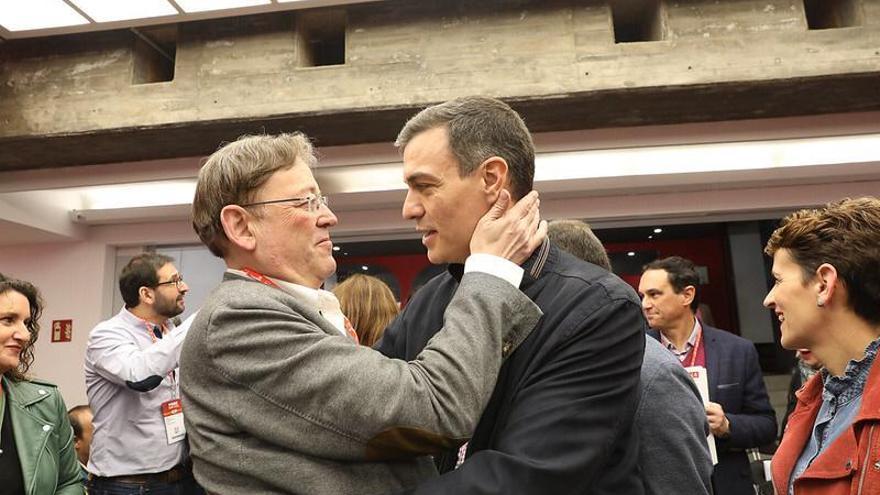 Ximo Puig y Pedro Sánchez se abrazan tras el comité federal del PSOE de ayer.