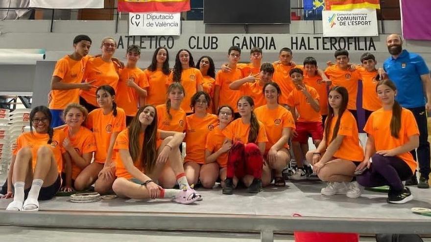 Los y las participantes en la concentración de Gandia