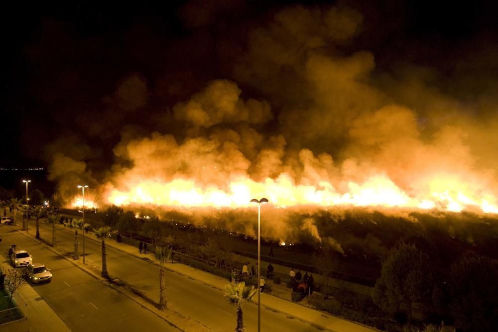 Un incendio obliga a desalojar el camping de Almenara