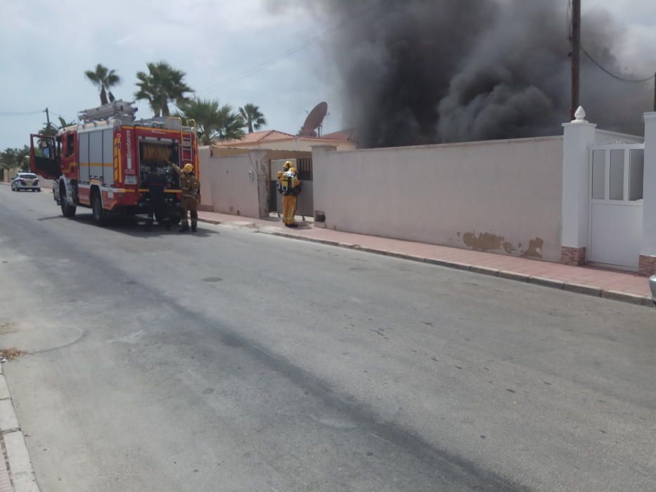 Intervención de los bomberos en la calle Pío Baroja de Torrevieja