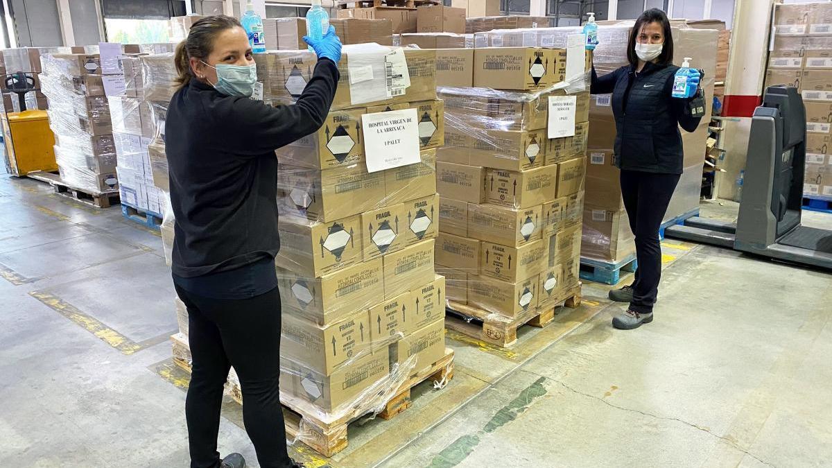 Empleados de Marvimundo durante la entrega de los lotes.